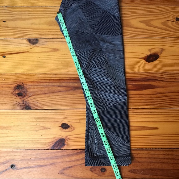Lululemon Athletica Grey Navy Geometric Capris Leggings, EUC, 6 - Picture 12 of 14